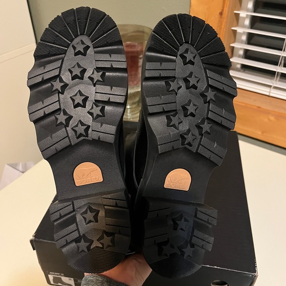 NIB Sorel Joan Now Zip Black Leather Ankle Boots Sz 8.5 - Picture 10 of 10